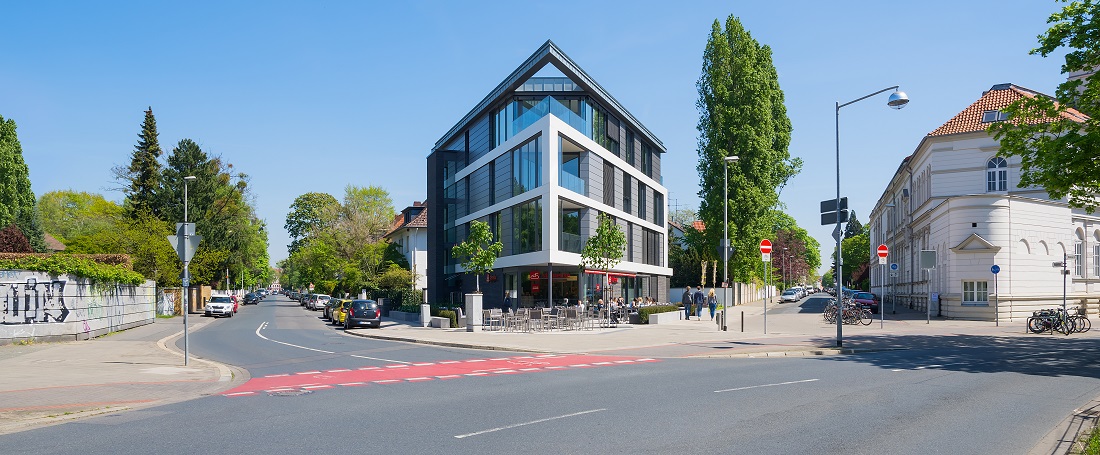 Geschäftshaus mit Café_Straßensicht